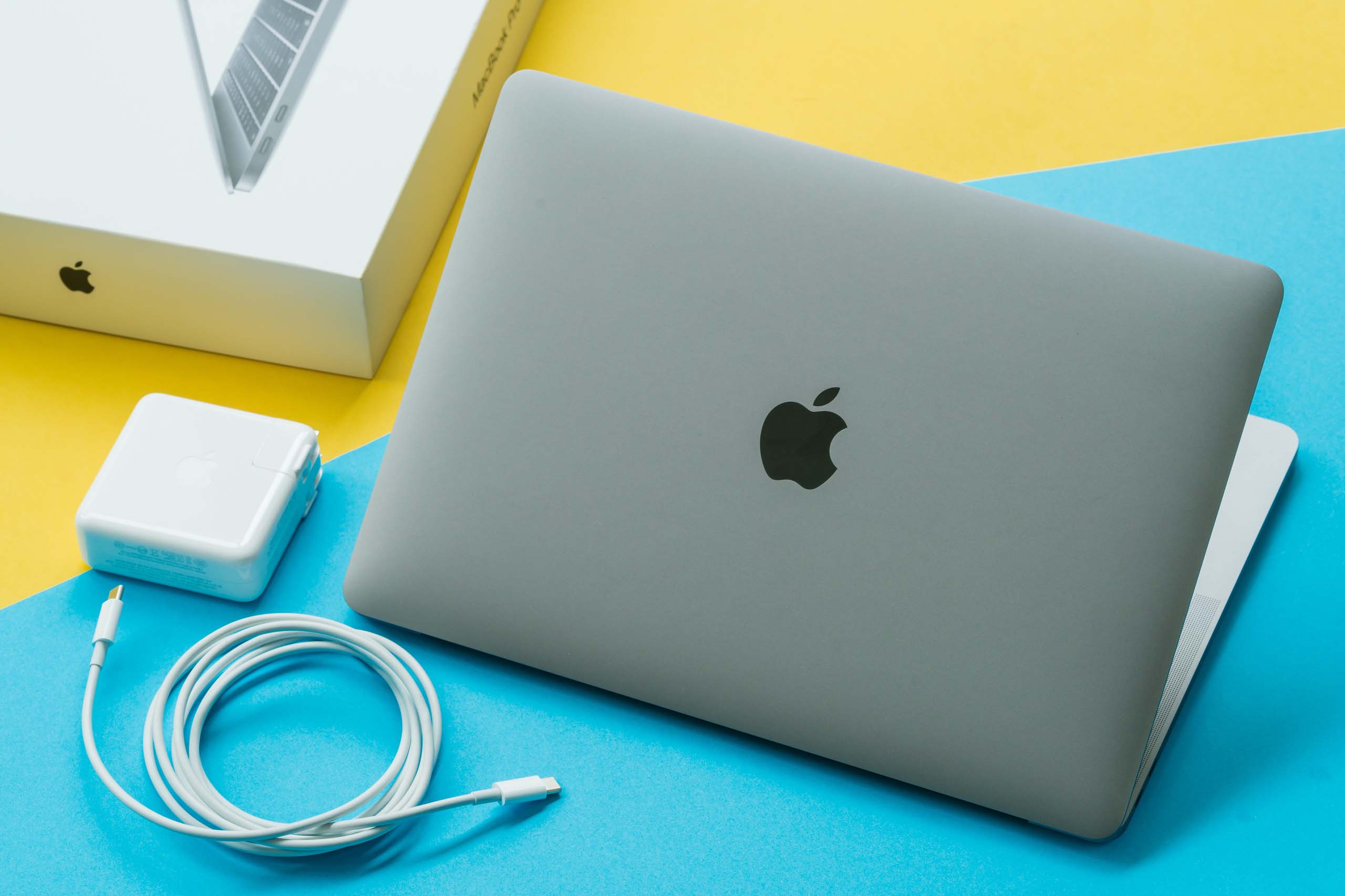 プロのお言葉】MacBook Proの電源アダプタは繋いだまま作業＆放置して 
